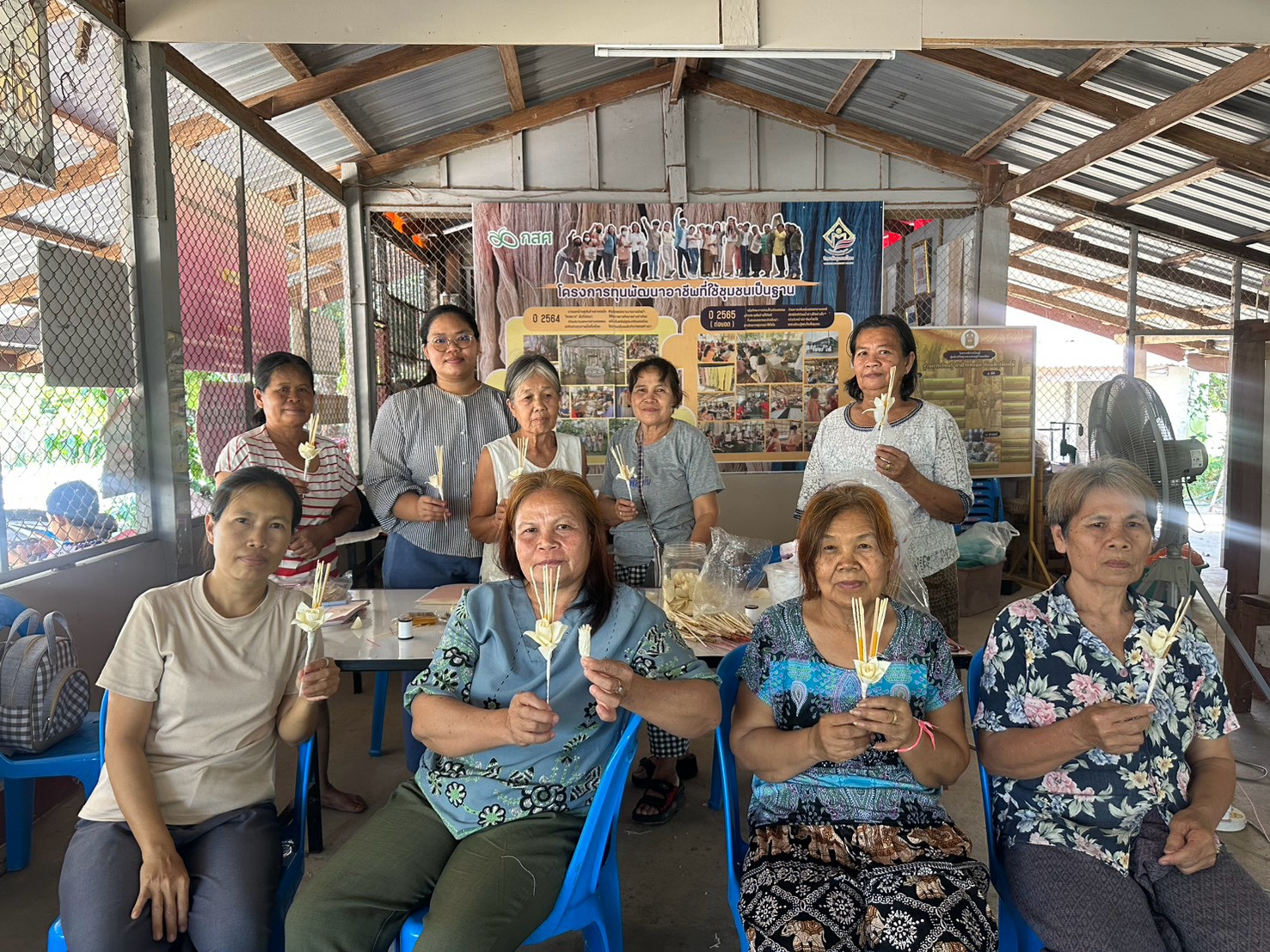💙 @รักที่สุด...ที่กุดชุม  พช.กุดชุม ลงพื้นที่ติดตามและสนับสนุนการประดิษฐ์ดอกไม้จันทน์ เพื่อเตรียมความพร้อมในส่วนภูมิภาค