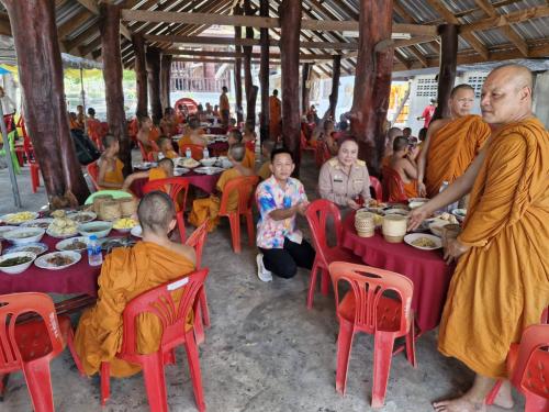 @รักที่สุด...ที่กุดชุม พช.กุดชุม ร่วมเป็นเจ้าภาพถวายเพลแด่พระสงฆ์และสามเณรที่บวชภาคฤดูร้อน